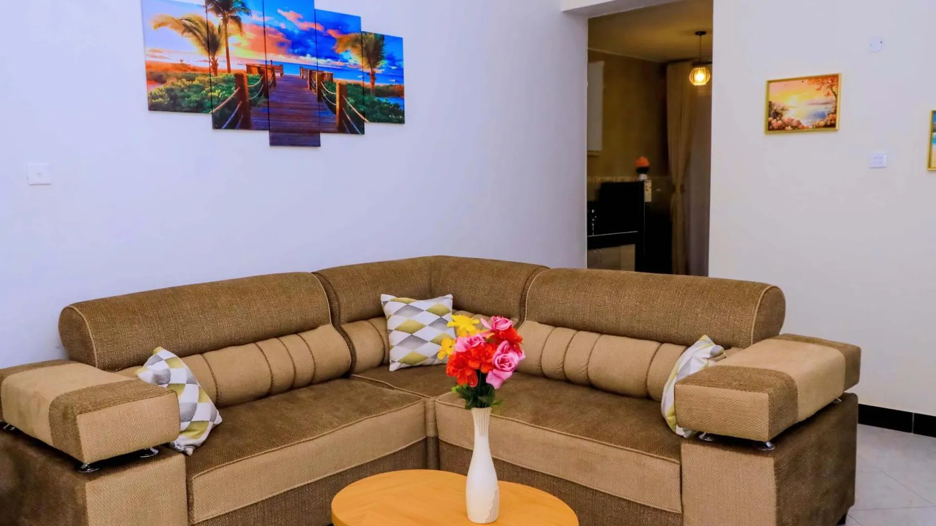 Kampala Hilltop Haven 2 Bedroom Gem 0*,